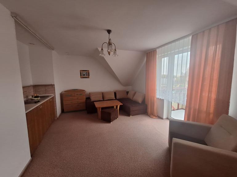 Pokój z narożnikiem do spania i aneksem kuchennym w ap. 2-pokojowym (budynek A)